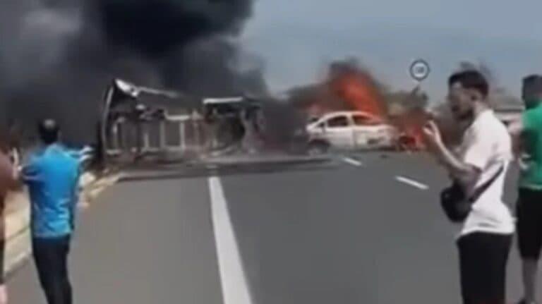 Accident devastator pe autostrada din Grecia: trei pierderi de vieți și doi răniți în urma impactului unui camion cu două vehicule care au fost cuprinse de flăcări