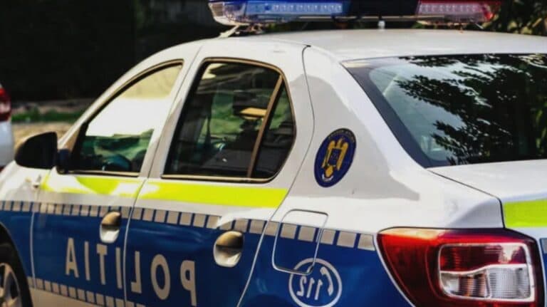 Trei indivizi au fost reținuți după ce au agresat un tânăr într-un magazin, acesta fiind transportat la spital