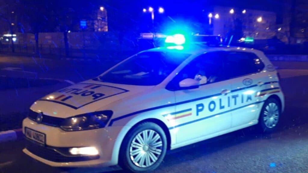 Trei bărbați au fost răniți într-un bar, în urma unei altercații provocate de băutură; agresorul a fost prins