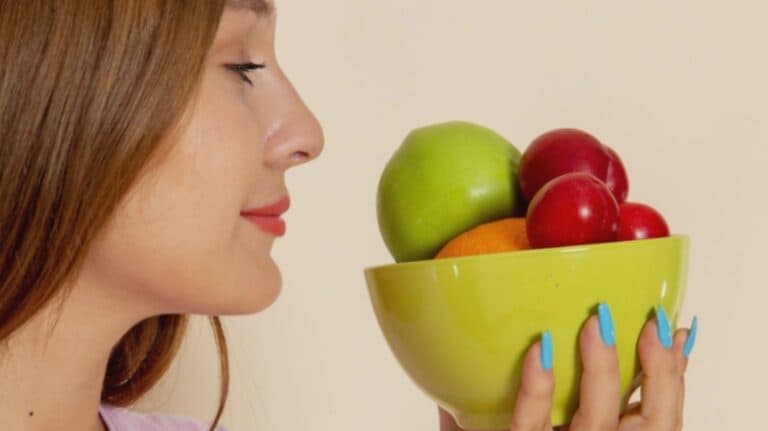 Trei ingrediente la îndemână pentru a curăța fructele și legumele de pesticide, pe care orice gospodină le folosește acasă