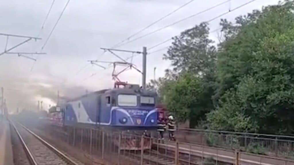 Tren cuprins de flăcări la doar 5 minute de la plecarea din gara Constanța. Pasagerii evacuați au așteptat pe șine