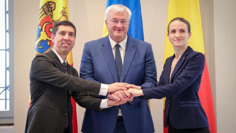 Trenul care leagă Kiev de București își va face debutul vineri, cu ocazia celebrării oficiale a Zilei Limbii Române, anunță Oana Țoiu, ministrul de resort