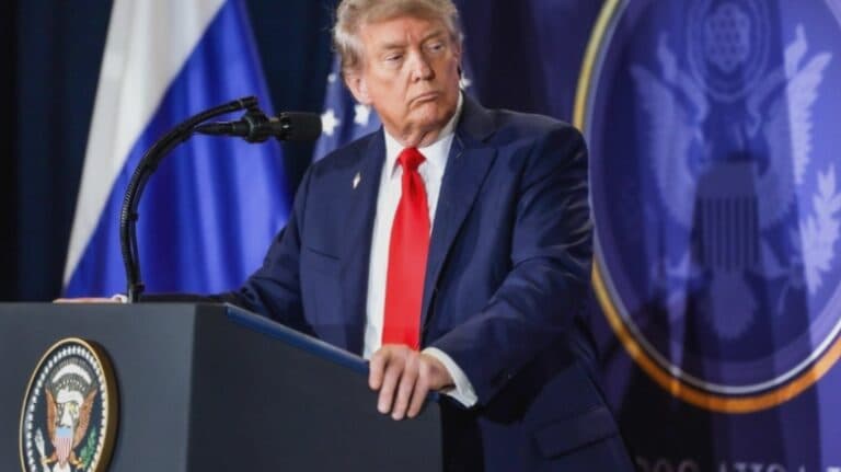 Trump intensifică flacăra teoriilor conspirației: Warp Speed, o „misiune militară” secretă în spatele vaccinurilor COVID-19