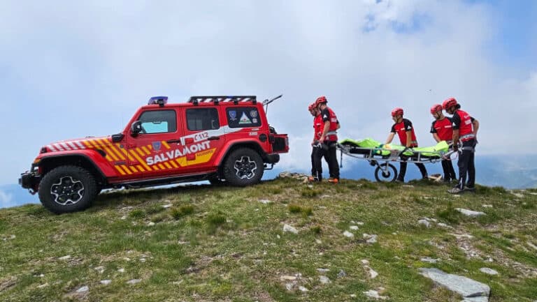 Turiști internaționali în pericol în Munții Rodnei: atacul câinilor îi obligă să se adăpostească într-o cabană. Salvamont intervine