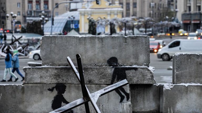 „Tragedia copiilor ucraineni: sute de vieți curmate în atacuri devastatoare. Bombardamentele asupra zonelor civile constituie o crimă de război.”