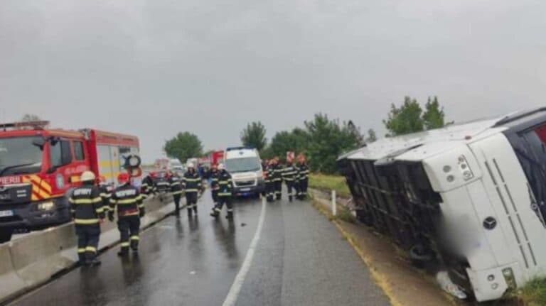 Accident dramatic: Un autocar cu 20 de pasageri s-a răsturnat, iar autoritățile au activat Planul Roșu de Urgență