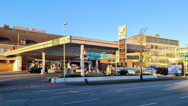 Un copil de 10 ani, lăsat în urmă de părinți la o stație de benzină din Germania, a făcut o descoperire șocantă după 30 de minute