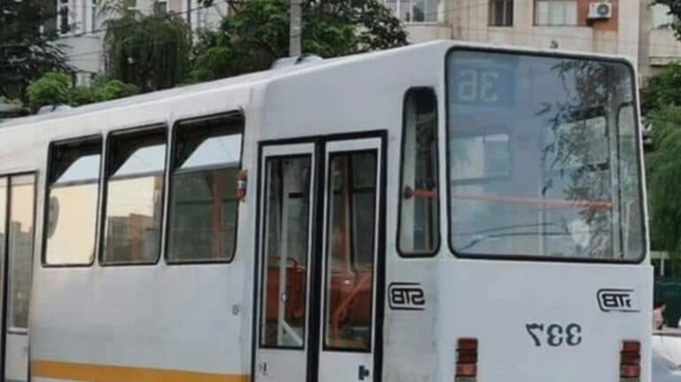 Teroare într-un tramvai din București: un bărbat atacă trei femei, jandarmii intervin pentru a-l opri