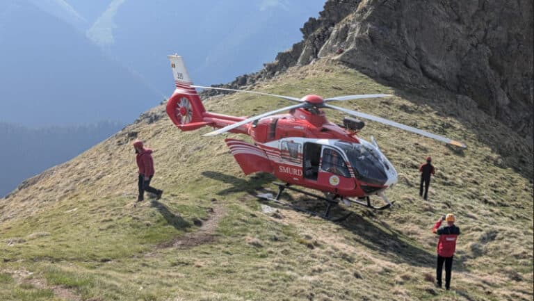Un om a înfruntat moartea, căzând 100 de metri într-o prăpastie pe Vârful Moldoveanu, și a fost salvat cu un elicopter