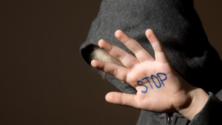 Un tată din Dolj, reținut după ce și-a agresat fiul de 11 ani, strigătele de ajutor ale copilului au răsunat din apartament