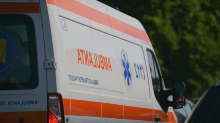 O mică minune a vieții s-a ivit în ambulanță, iar DSU împărtășește un mesaj emoționant: “Primele lui țipete au umplut vehiculul de fericire.”