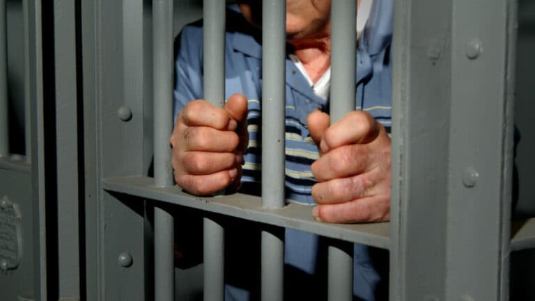 Un fost ofițer de penitenciar din California, condamnat la 224 de ani de închisoare: ce infracțiuni i-au adus această pedeapsă severă?