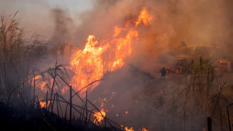 Flăcările devastatoare mistuie fără milă în sud-estul Atenei