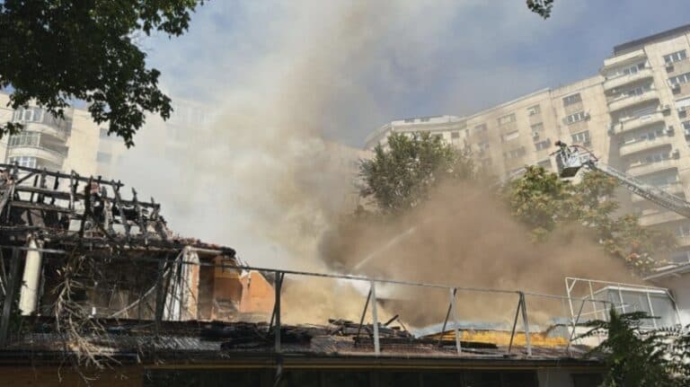 Incendiu devastator la fostul restaurant „Mărul de Aur” din Piața Victoriei, avertizare Ro-Alert activată