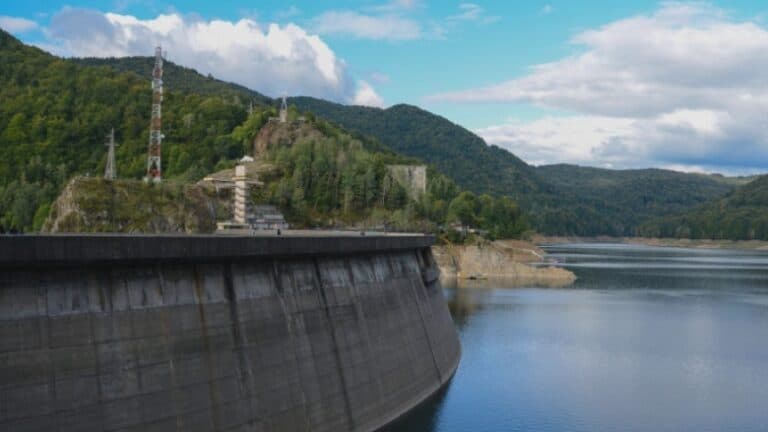 Un nou tsunami de informații false: „Francezii epuizează Vidraru pentru a obține aur.” Care este, de fapt, explicația reală a scăderii nivelului lacului?