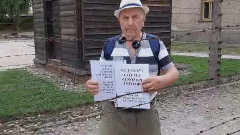 Un român hărțuit de Securitate își revendică dreptatea la Memorialul Auschwitz, în ciuda ridicolului perpetuat de statul român, la 35 de ani de la prăbușirea comunismului