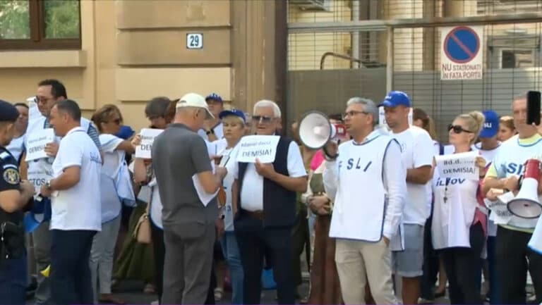 A treia zi de manifestații în fața Ministerului Educației: cadrele didactice avertizează că școala ar putea să nu înceapă. BAC-ul de toamnă este în pericol!