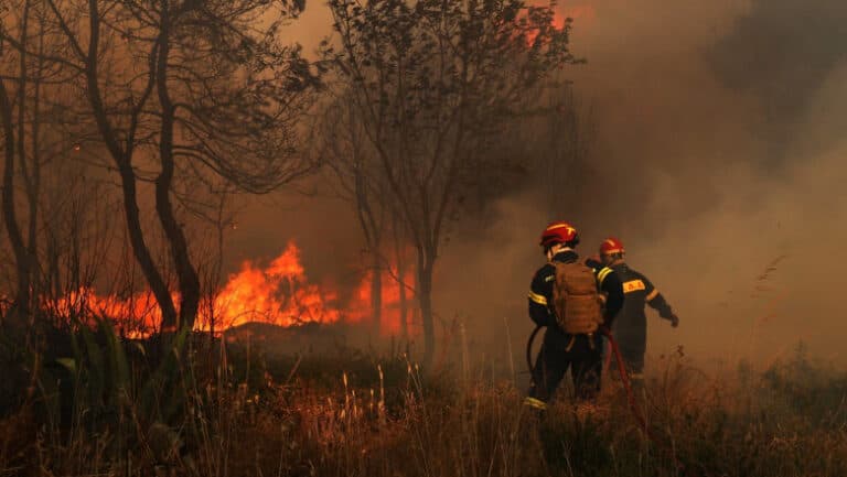 Incendii devastatoare în Grecia: 50 de focare în ultimele 48 de ore, cu sprijinul a 40 de pompieri români în Attica