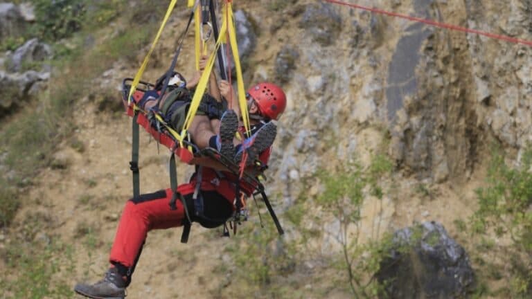Atenție din partea Salvamont: creștere alarmantă a apelurilor de urgență de la turiști cu simptome de infarct. Sfaturi esențiale pentru drumețiile în zilele toride