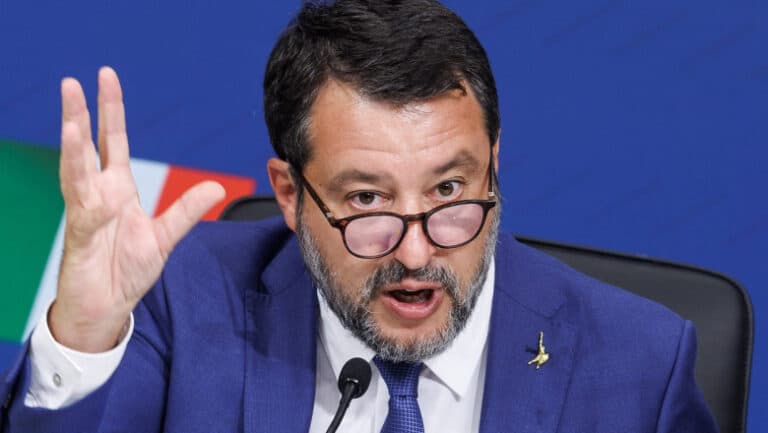 Campanie incendiara în Italia: vicepremierul Salvini solicită distrugerea taberelor de romi. Ce a declanșat acest scandal?