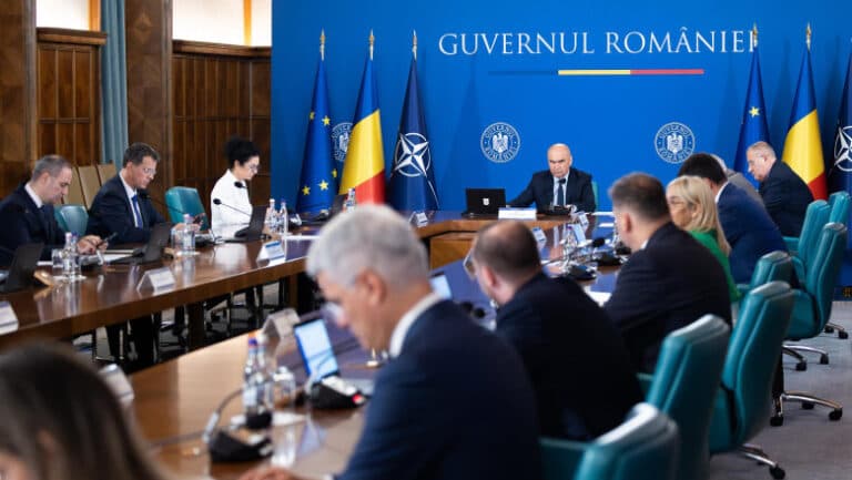 România în fața unei decizii cruciale: criza politică și riscul falimentului
