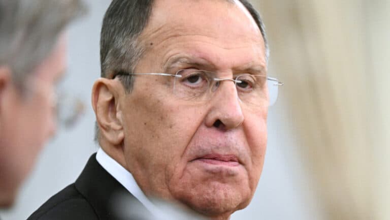 Ministrul rus de Externe, provocare pentru americani înaintea întâlnirii din Alaska: mesajul surprinzător de pe ținuta lui Lavrov