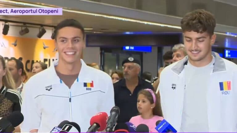 David Popovici, întâmpinat cu ovații la întoarcerea acasă: „Am depășit limitele, mă simt mândru de realizările mele.”