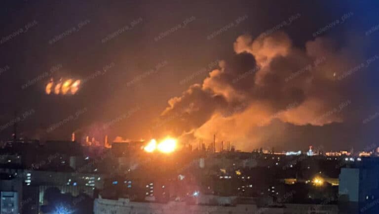 Explozie de proporții în Volgograd: atacul ucrainean asupra rafinăriei Lukoil, cea mai mare din sudul Rusiei, surprins de sateliții NASA