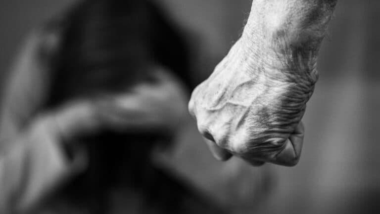 Conflict violent în Bacău: o femeie a fost agresată pe stradă de soțul ei din cauza unui borcan distrus, iar bărbatul a fost reținut