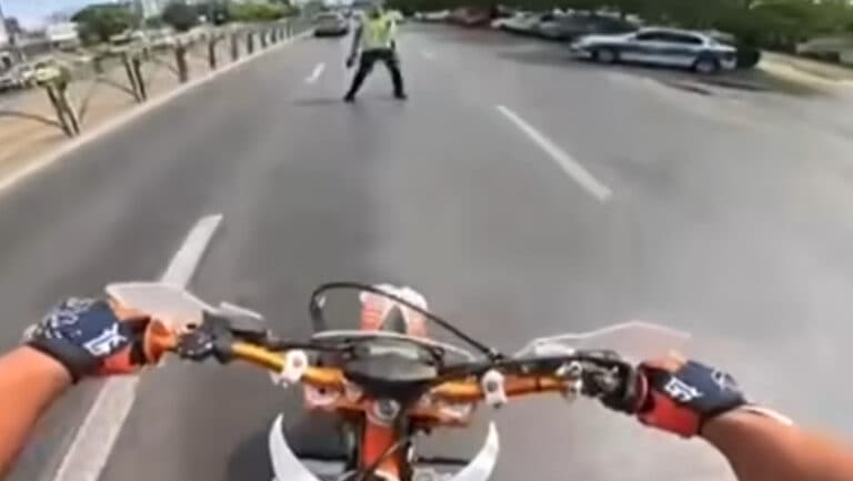Un tânăr pe motocicletă își complică viața cu un gest necugetat: amendă de 800 de lei și permis suspendat