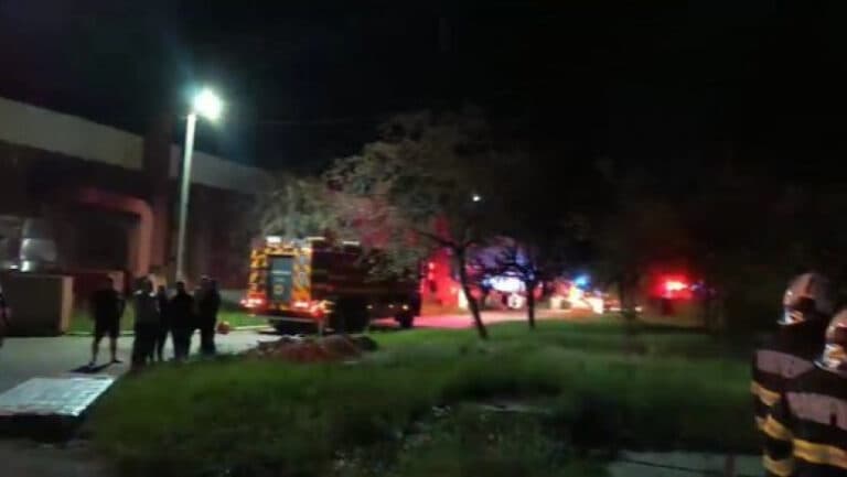 Flăcări devastatoare la fabrica de arme din Cugir: un incendiu a cuprins hala de muniție și a fost activat sistemul Ro-Alert