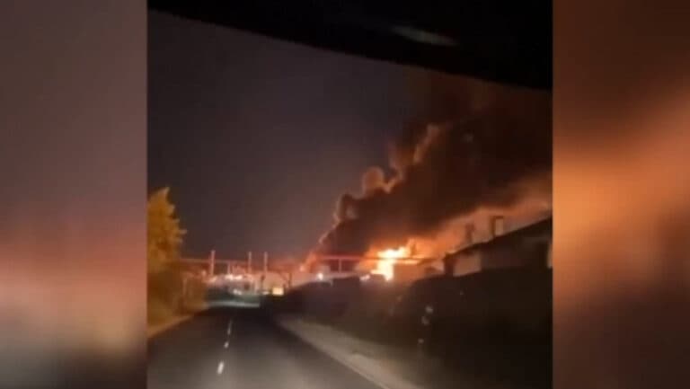Flăcări devastatoare la o rafinărie din Saratov, în urma unui atac cu drone ucrainene, soldat cu o victimă