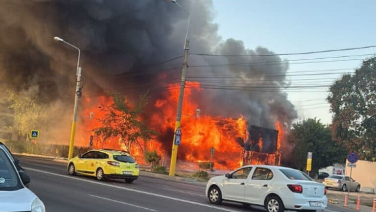 Flăcări devastatoare în Mamaia: un fost club a fost mistuit de incendiu