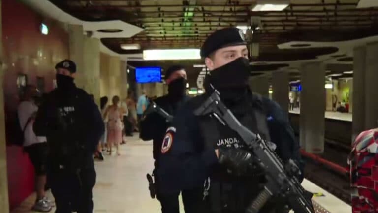 Prezența jandarmilor înarmați la metrou stârnește controverse: Ce cred călătorii despre întâlnirile cu aceștia în stații?