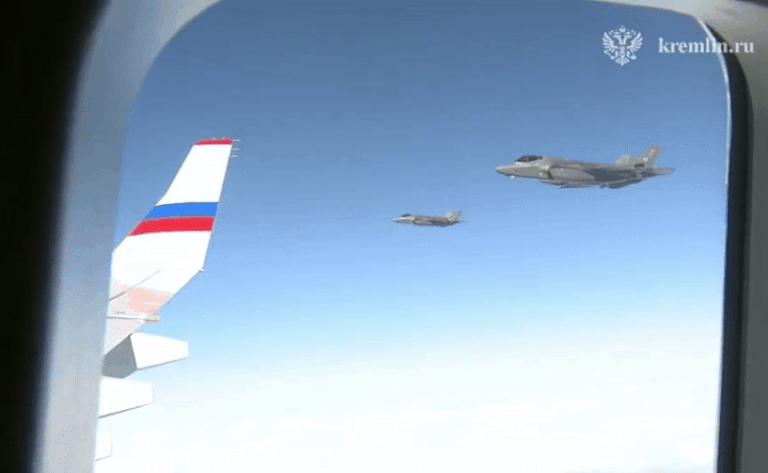 Kremlinul dezvăluie escortarea aeronavei lui Putin de către avioane F-35 americane în returul său din Alaska către Rusia