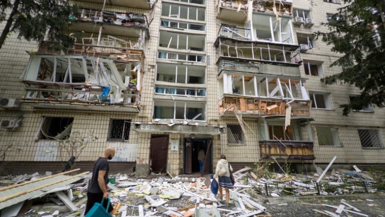Minune la Kiev: O tânără a fost proiectată de la etajul nouă de forța unei rachete rusești și a reușit să supraviețuiască