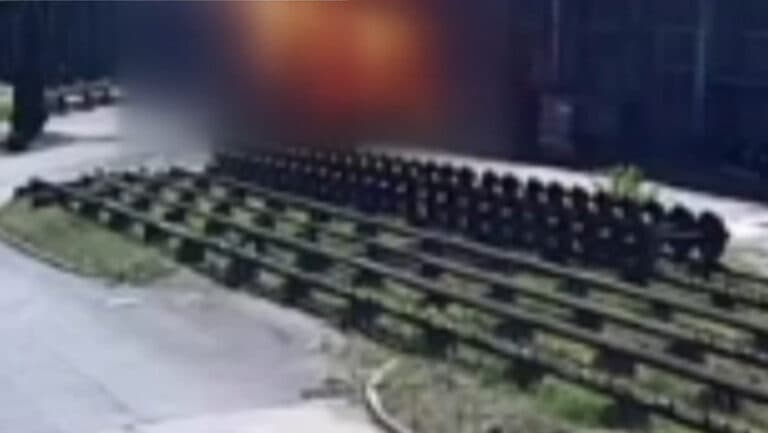 Imagini surprinzătoare din momentul prăbușirii unui avion ultra-ușor în Arad, surprinse de o cameră de supraveghere