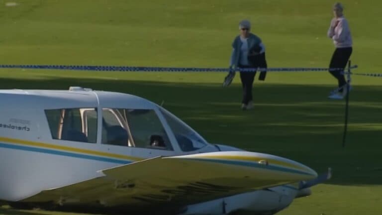 Aterizarea de urgență a unui avion pe un teren de golf din Australia a fost un moment dramatic
