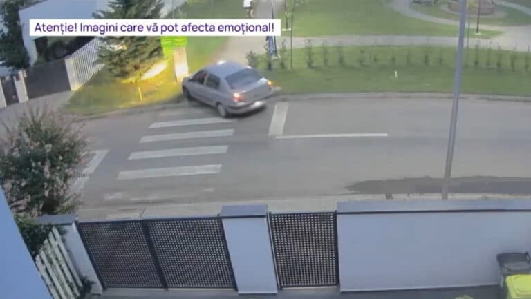 Un bărbat își croiește drum cu mașina pe aleile parcului, urmărind bicicliștii