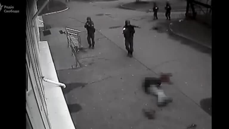 Execuția unui civil în Bucea: imaginea brutală a unei străzi devastate și jefuirea unui magazin. Putin vorbește despre „provocări”