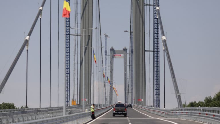 Găuri surprinzătoare în asfaltul podului de la Brăila: ce dezvăluie CNAIR despre „Golden Gate” românesc
