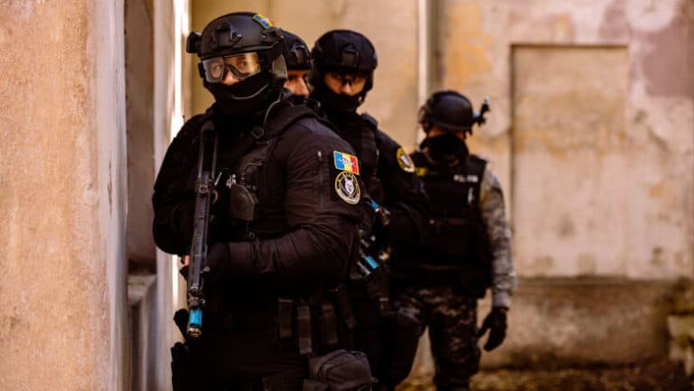 Percheziții în cazul crimei de la Padina: o afacere cu arme pentru a obține o pedeapsă mai blândă