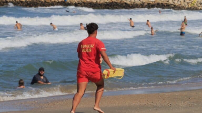 Alerte de pericol pe litoralul românesc: steagul roșu flutură în semn de avertizare, un turist și-a pierdut viața în apele de la Jupiter