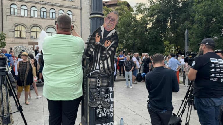 Protest în Piața Universității împotriva declarării zilei de doliu național pentru Iliescu, iar jandarmeria o consideră nelegală