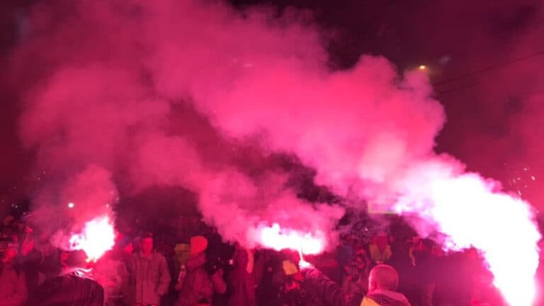 Conflicte aprinse în Serbia: susținătorii lui Vucic se ciocnesc cu protestatarii anti-guvern, în mijlocul torțelor și petardelor