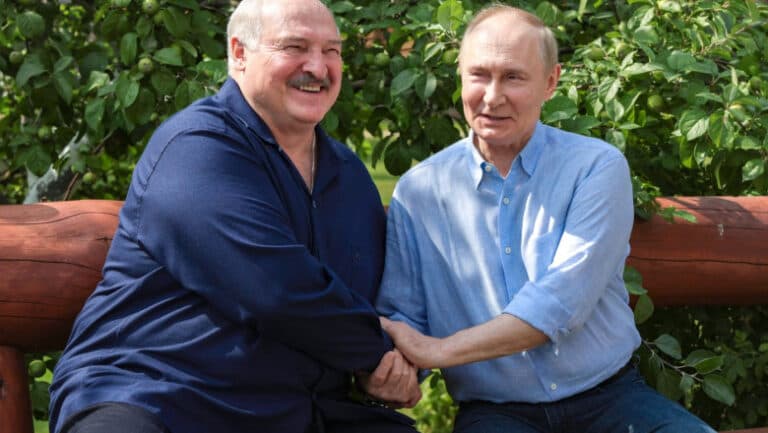Putin contestă afirmațiile lui Lukașenko: Rusia nu invadează, ci își revendică drepturile istorice în Ucraina