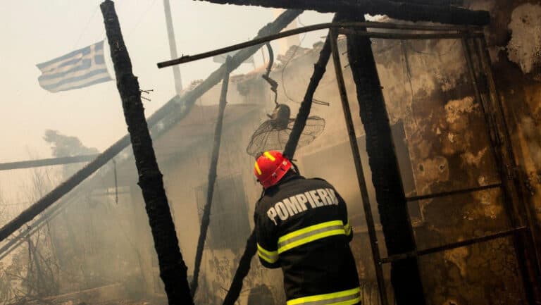 Pădurile Greciei în flăcări: aproape 8.000 de persoane evacuate, iar zeci de pompieri români intervin pentru salvare