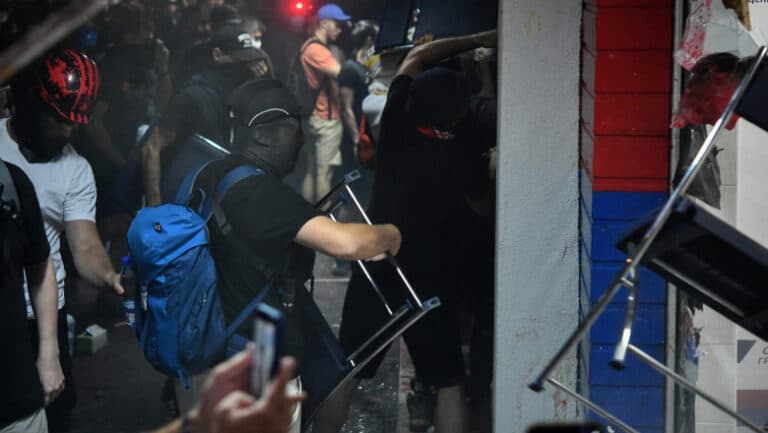 Haos în Serbia: Protestatarii au distrus sediul partidului aflat la putere în Novi Sad, zeci de răniți și reținuți