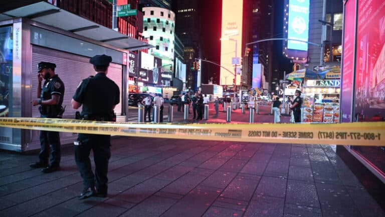 Un adolescent de 17 ani a deschis focul în Times Square, New York, provocând rănirea a trei persoane