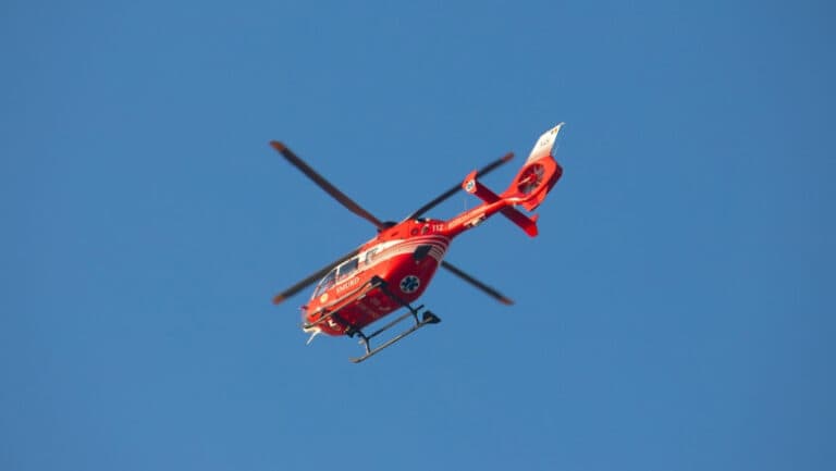 Un bărbat și un copil, în stare critică după o electrocutare într-o piscină gonflabilă